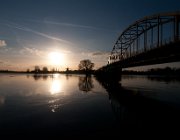 Zonsondergang  (c) Henk Melenhorst : IJssel, hoog water, Wilhelminabrug, Bolwerksmolen